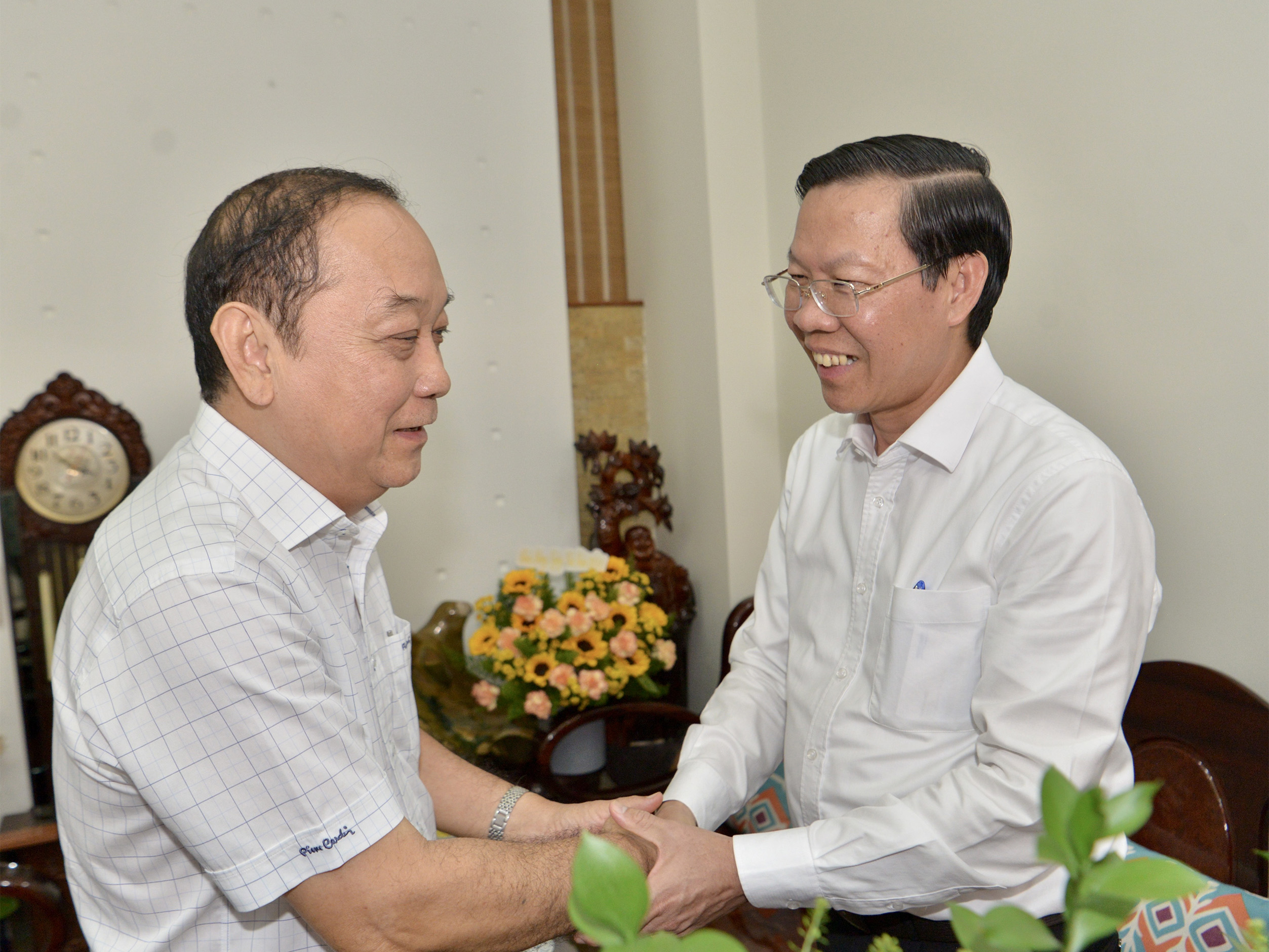 Đồng chí Phan Văn Mãi - Chủ tịch UBND TP. Hồ Chí Minh thăm hỏi GS.TS Lê Bảo Lâm (Ảnh: CAO THĂNG)